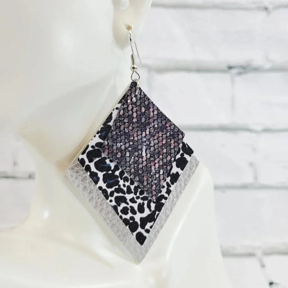3 Layer Grey Sparkle Faux Leather Dangle Chic Lightweight Earrings 3g6 - Picture 5 of 5